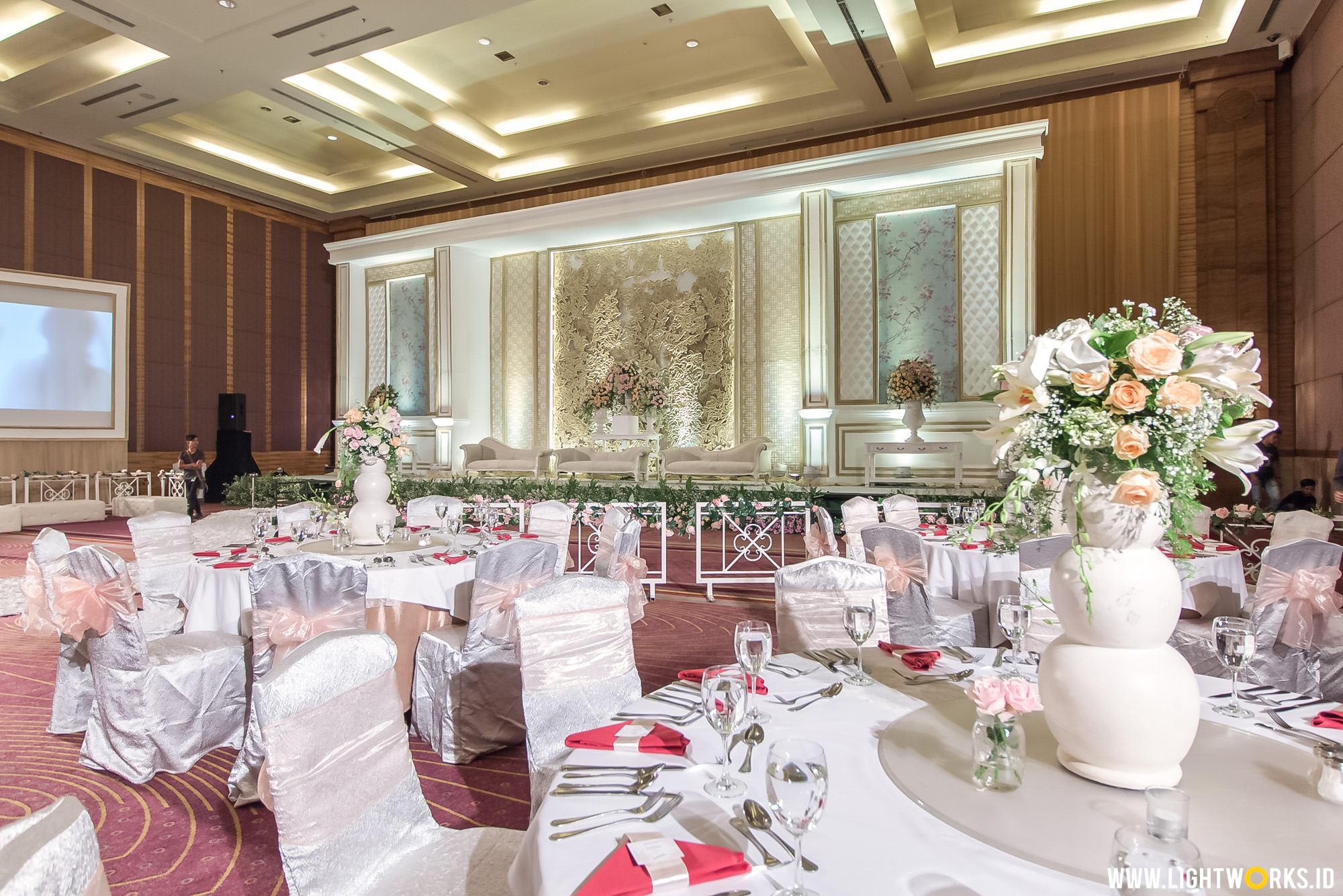 Hongadi and Amelia’s wedding reception | Venue at Pullman Jakarta Central Park | Decoration by DeSketsa Decoration | Entertainment by Red Velvet Entertainment | Photo by Kairos Works | Cake by Ivoire Cake | MC: Paul | Lighting by Lightworks