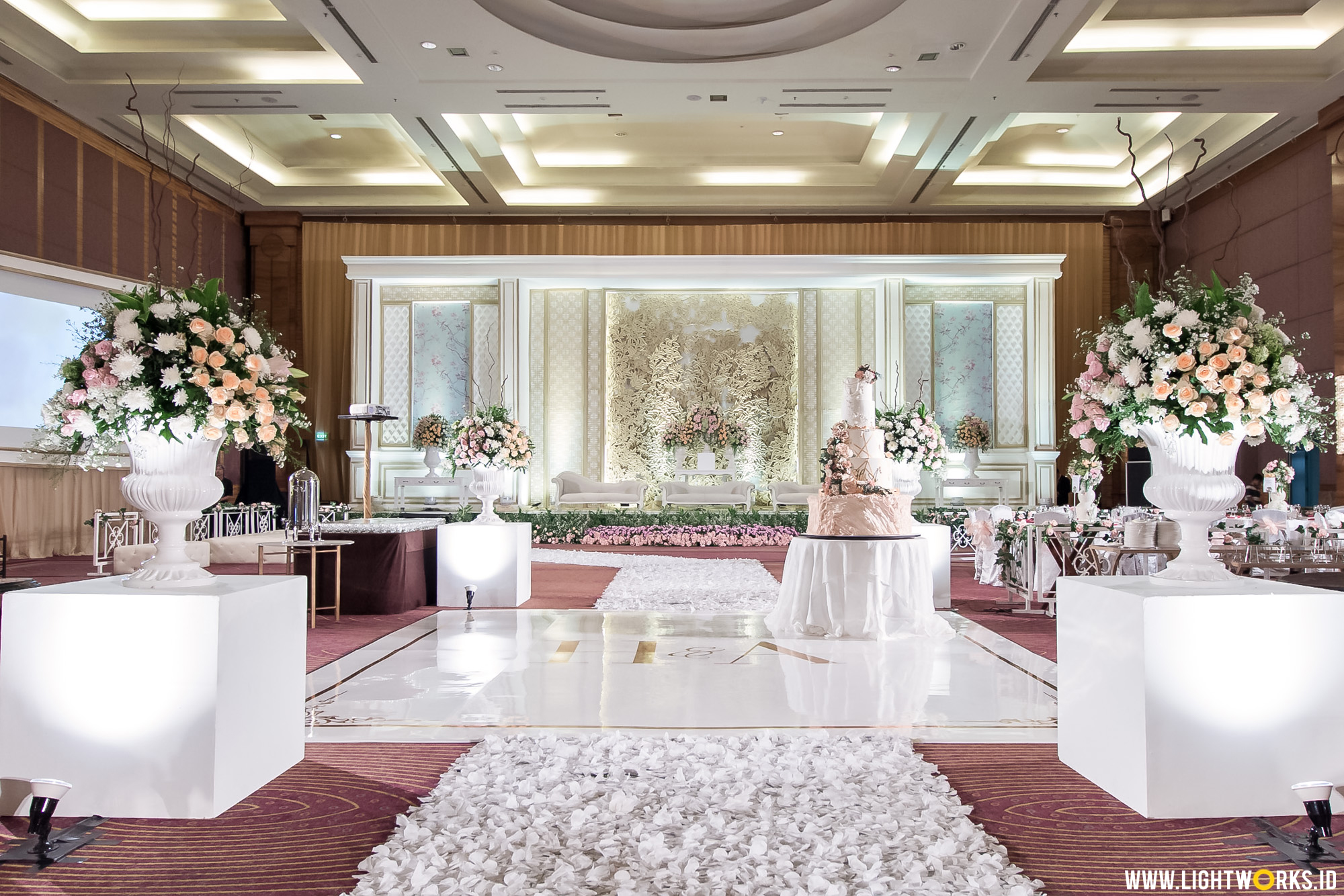 Hongadi and Amelia’s wedding reception | Venue at Pullman Jakarta Central Park | Decoration by DeSketsa Decoration | Entertainment by Red Velvet Entertainment | Photo by Kairos Works | Cake by Ivoire Cake | MC: Paul | Lighting by Lightworks