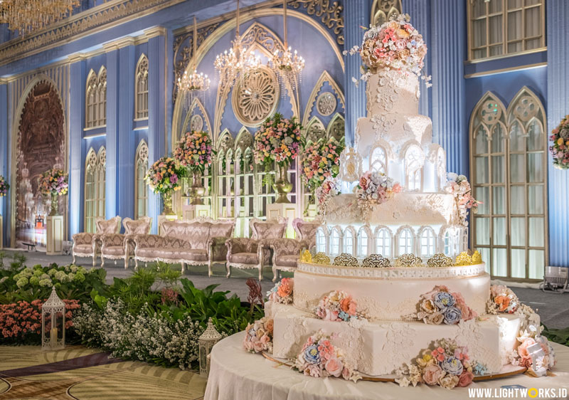 Ricky and Veye’s wedding reception | Venue at The Westin Jakarta | Organised by Excellent Organizer | Decoration by Grasida Décor | Gown by Julia Sposa | Suit by Pizzaro Sensation Design | Photo by Indigosix Photoworks | MUA: Adele Makeup | Video by Rangga Kioe Film | MC and Entertainment by Wawan Yap | Cake by White Pot Wedding Cakes | Crown by Amitie Jewelry | Lighting by Lightworks