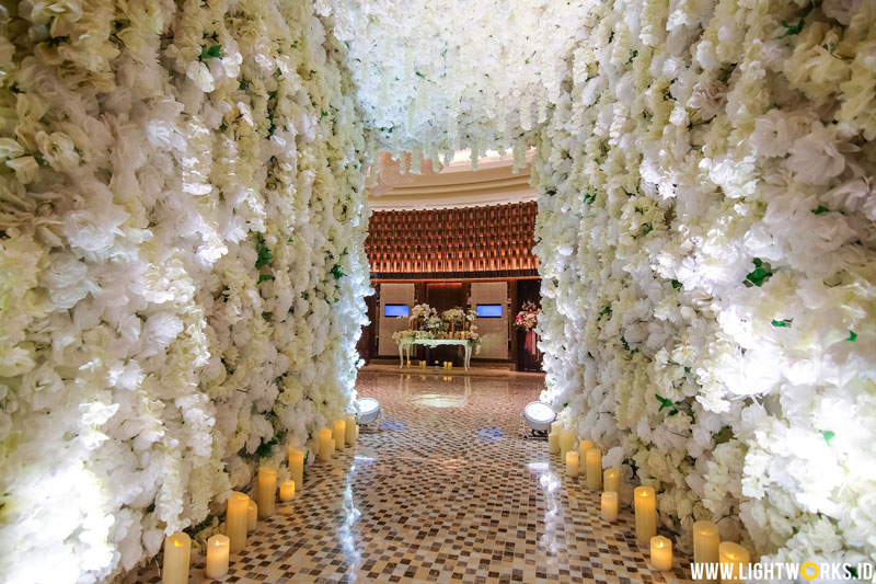 Thomas and Gabby’s wedding reception | Venue at Ayana Jakarta | Decoration by Image Decoration | Organised by Tonny Lifetime Wedding Organizer | Photo by Merwin Adenan | Video by Leone Stave | MUA: Ifan Rivaldi | Gown by Zikra Soraya | Florist by Atrina Soendoro | Lighting by Lightworks 