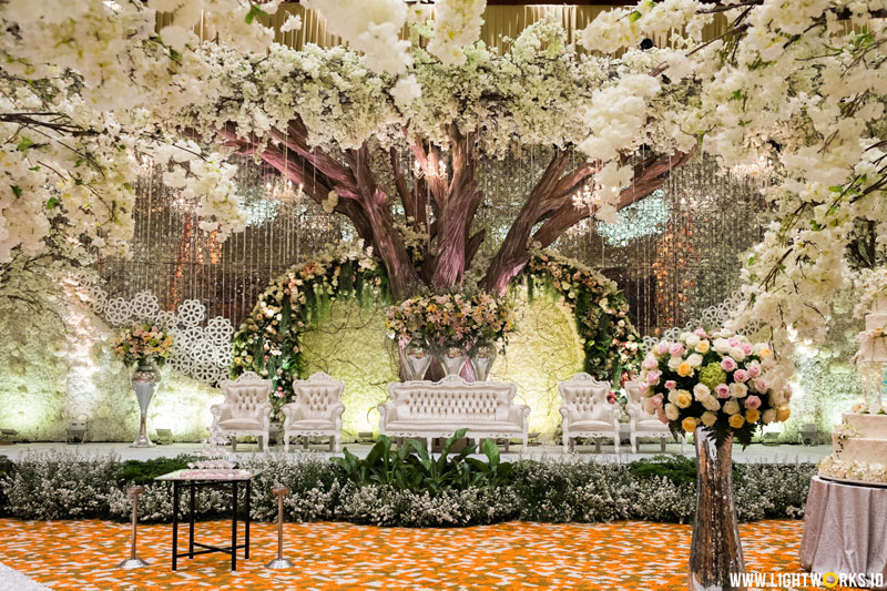 Soelaiman Soenarto and Melie’s wedding reception | Venue at Grand Mercure Jakarta Kemayoran | Decoration by White Pearl Decoration | Organised by The DAyZ Wedding Planner | Florist by il Fiore Flora Studio | MC: Denny Wirawan | Entertainment by Erwin Wong Entertainment | Photo and Video by Aspictura | Souvenir by KaIND | Usher by La’Belle | Photobooth by Moussax | Lighting by Lightworks 