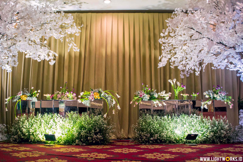 Andrew and Felicia’s wedding reception | Venue at The Ritz-Carlton Pacific Place | Decoration by White Pearl Decoration | With William and Friends | Photo by Mono Pictura | Gown by Mr. Yogie Pratama | Lighting by Lightworks 