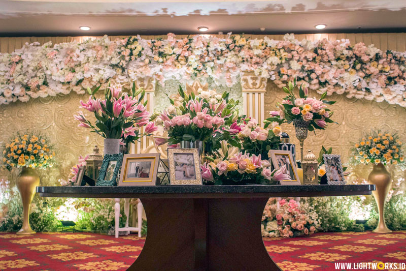 Andrew and Felicia’s wedding reception | Venue at The Ritz-Carlton Pacific Place | Decoration by White Pearl Decoration | With William and Friends | Photo by Mono Pictura | Gown by Mr. Yogie Pratama | Lighting by Lightworks 