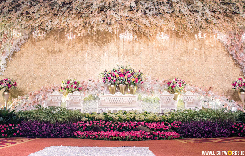 Andrew and Felicia’s wedding reception | Venue at The Ritz-Carlton Pacific Place | Decoration by White Pearl Decoration | With William and Friends | Photo by Mono Pictura | Gown by Mr. Yogie Pratama | Lighting by Lightworks 