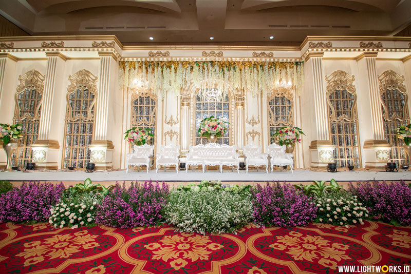 Wirawan and Evania’s wedding reception | Venue at The-Ritz Carlton Pacific Place | Decoration by White Pearl Decoration | Organised by Eugene and Friends | Dress by Pronovias | Handbouquet by il Fiore Flora Studio | Music and MC by Venus Entertainment | Cake by Miyominaki | Documented by Reynard Karman Photo | Photobooth by Moments To Go | Lighting by Lightworks 