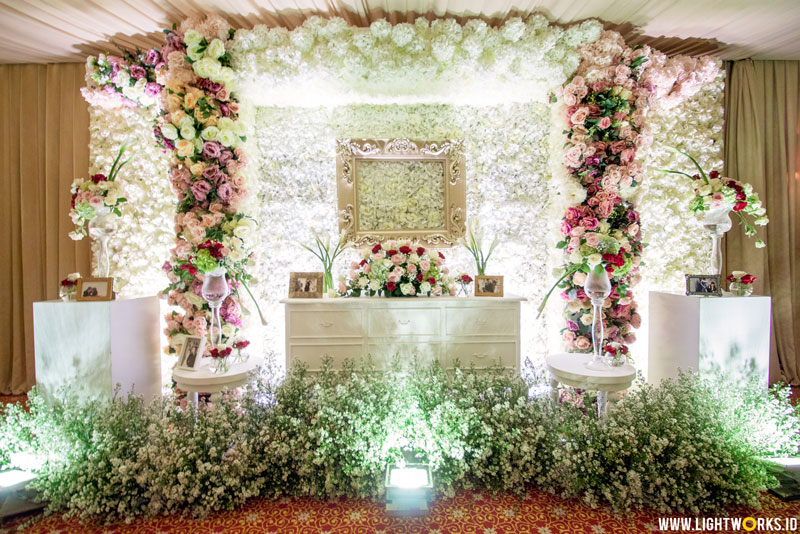 William and Monica’s wedding reception | Venue at The Ritz-Carlton Mega Kuningan | Decoration by White Pearl Decoration | Organized by Premiere WO | Entertainment by Red Velvet Entertainment | Photo and video by Kairos Works | Cake by LeNovelle Cake | MUA: ILing Stefanny Make Up Artist | MC: Fanny Kwok | Lighting by Lightworks 