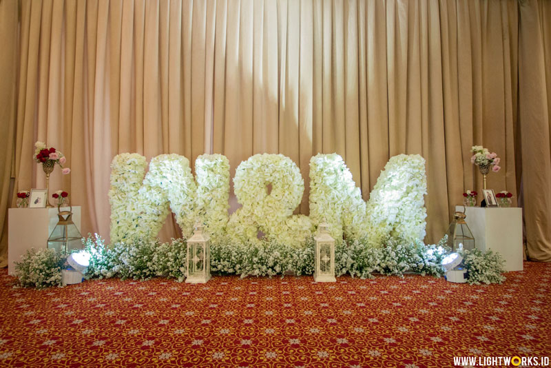 William and Monica’s wedding reception | Venue at The Ritz-Carlton Mega Kuningan | Decoration by White Pearl Decoration | Organized by Premiere WO | Entertainment by Red Velvet Entertainment | Photo and video by Kairos Works | Cake by LeNovelle Cake | MUA: ILing Stefanny Make Up Artist | MC: Fanny Kwok | Lighting by Lightworks 