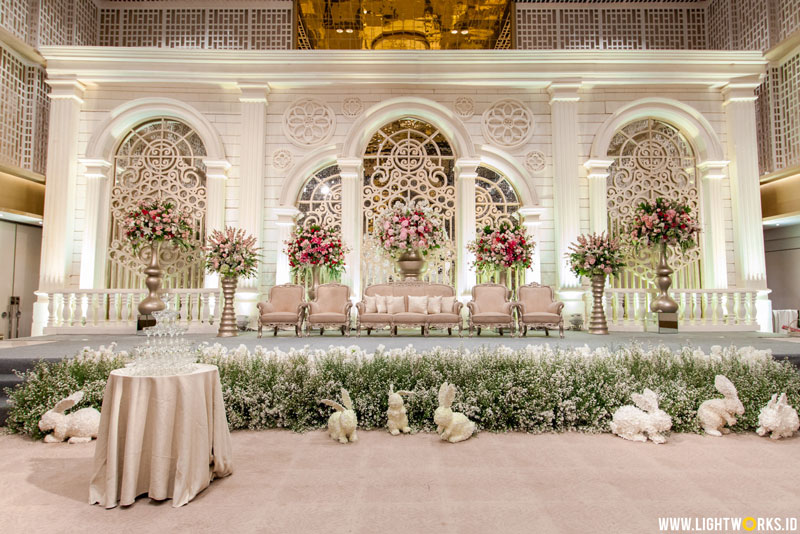 Dennies and Melissa’s wedding | Venue at UOB Plaza, Thamrin Nine | Decoration by Lotus Design | Organised by Finest Organizer | Cake by White Pot Wedding Cakes | Photo by Antheia Photo | MC: Dave Hendrik | Dress by Julia Sposa | Lighting by Lightworks 