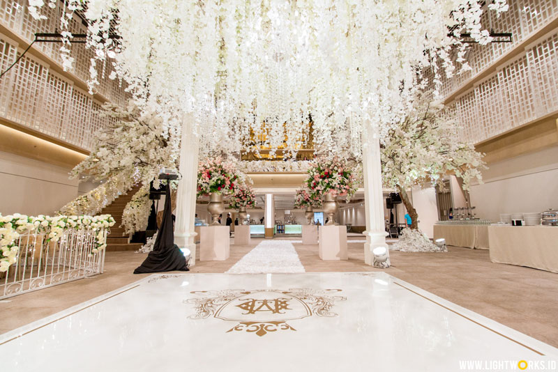 Dennies and Melissa’s wedding | Venue at UOB Plaza, Thamrin Nine | Decoration by Lotus Design | Organised by Finest Organizer | Cake by White Pot Wedding Cakes | Photo by Antheia Photo | MC: Dave Hendrik | Dress by Julia Sposa | Lighting by Lightworks 