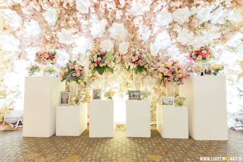 Alex and Vina’s wedding | Venue at Shangri-La Jakarta | Decoration by White Pearl Decoration | Organised by Wedding Concept | MUA: Lili Mailidia | Photo by Kian Photomorphosis | MC: Kado | Gown by The Wedding Boutique | Handbouquet by iL Fiore | Entertainment by Love Box Entertainment | Cake by Ivoire Cake | Projector by Tones Pro | Car by Fendi Wedding Car | Photobooth by Moments To Go | Lighting by Lightworks 