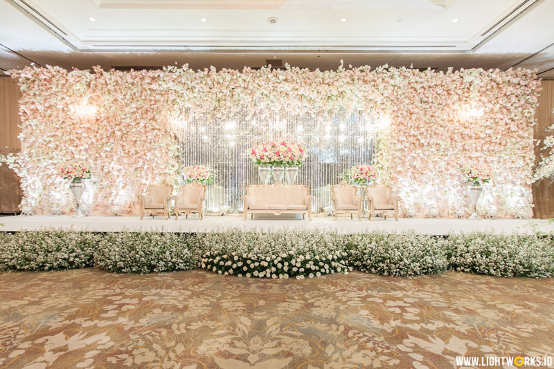 Alex and Vina’s wedding | Venue at Shangri-La Jakarta | Decoration by White Pearl Decoration | Organised by Wedding Concept | MUA: Lili Mailidia | Photo by Kian Photomorphosis | MC: Kado | Gown by The Wedding Boutique | Handbouquet by iL Fiore | Entertainment by Love Box Entertainment | Cake by Ivoire Cake | Projector by Tones Pro | Car by Fendi Wedding Car | Photobooth by Moments To Go | Lighting by Lightworks 