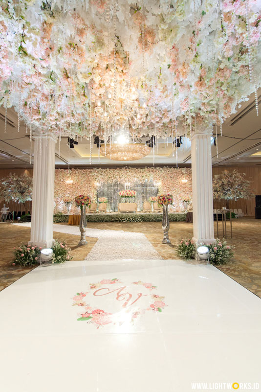 Alex and Vina’s wedding | Venue at Shangri-La Jakarta | Decoration by White Pearl Decoration | Organised by Wedding Concept | MUA: Lili Mailidia | Photo by Kian Photomorphosis | MC: Kado | Gown by The Wedding Boutique | Handbouquet by iL Fiore | Entertainment by Love Box Entertainment | Cake by Ivoire Cake | Projector by Tones Pro | Car by Fendi Wedding Car | Photobooth by Moments To Go | Lighting by Lightworks 