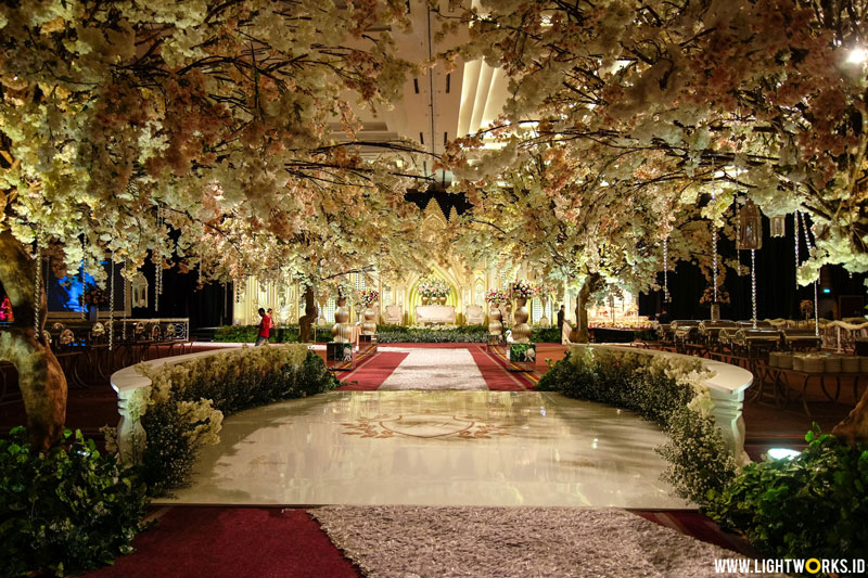 Jeff and Angel’s wedding | Venue at Pullman Jakarta Central Park | Decoration by White Pearl Decoration | Photography by Loxia Photography | MUA: Priscilla Myrna | Gown by Julia Sposa | Suit by Wong Hang Tailor | Organised by William and Friends | Lighting by Lightworks 