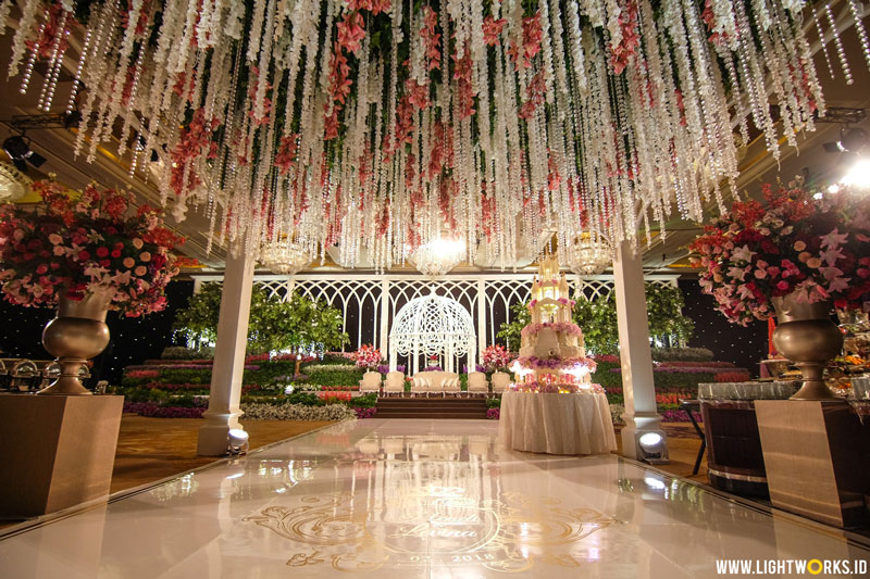 Hendi and Levina’s wedding reception | Venue at Hotel Mulia | Decoration by Lotus Design | Organised by Flair Wedding Organizer | Gown by bGorgeous | Make Up by Donny Liem | Florist: Atrina Soendoro | Lighting by Lighworks 