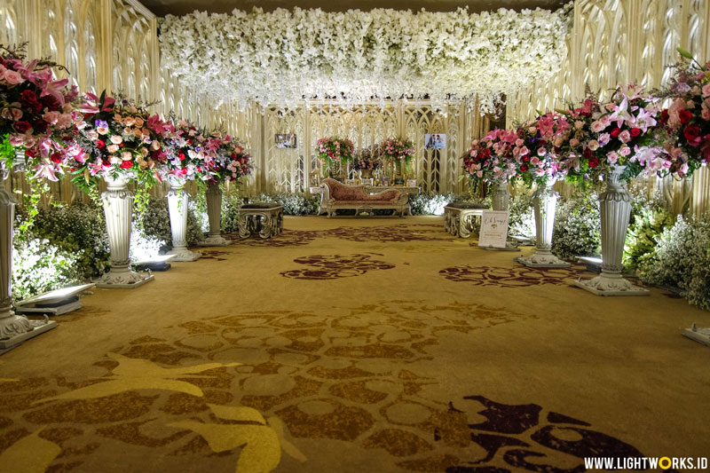 Hendi and Levina’s wedding reception | Venue at Hotel Mulia | Decoration by Lotus Design | Organised by Flair Wedding Organizer | Gown by bGorgeous | Make Up by Donny Liem | Florist: Atrina Soendoro | Lighting by Lighworks 