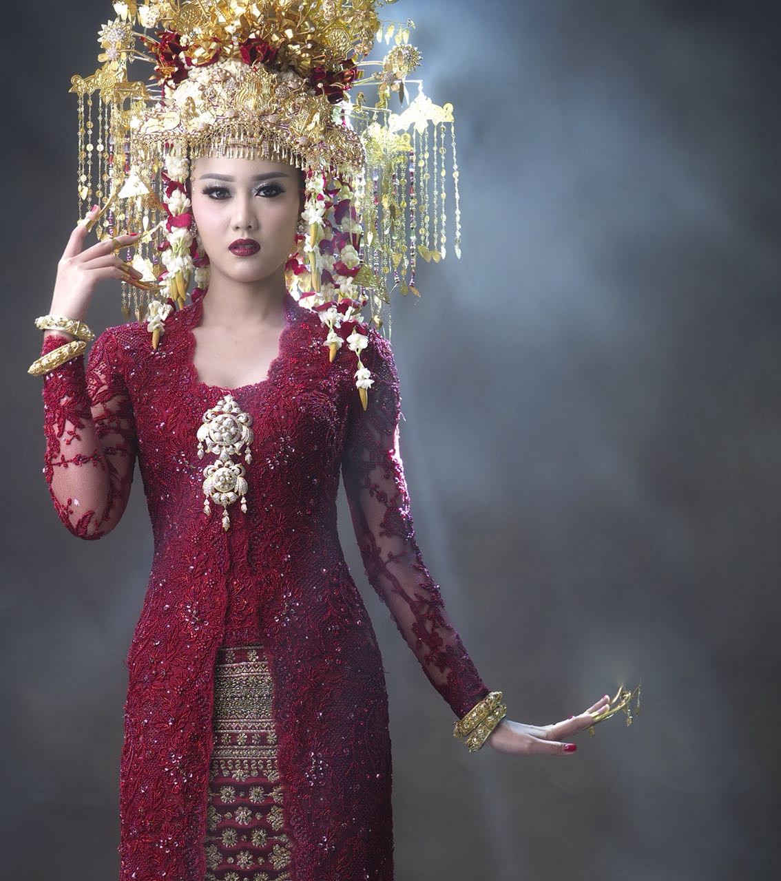 “Merajut Nusantara” by Vera Kebaya | Kebaya by Vera Kebaya | Models: Diana Wardhani, Evy Mulya, Intan Soekotjo | MUA: Adi Adrian | Sunting and accessories by Desi Iskandar Wedding | Photo by Darwis Triadi | Lighting by Lightworks 