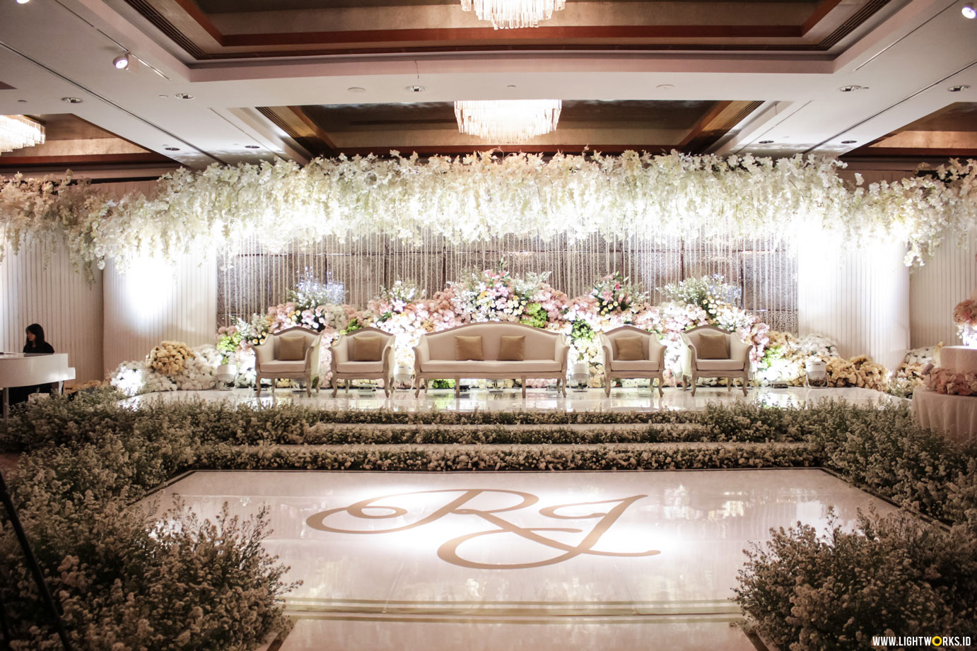 Rico and Jessica’s wedding reception | Venue at Mandarin Oriental Jakarta | Decoration by Eikona Design | Organised by Grace WO | Cake by White Pot Wedding Cakes | Lighting by Lightworks 