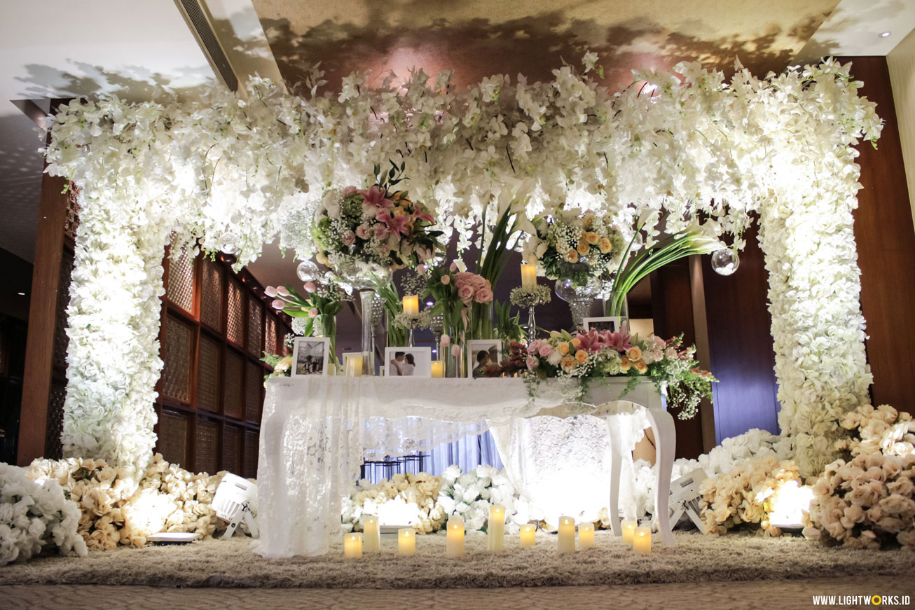Rico and Jessica’s wedding reception | Venue at Mandarin Oriental Jakarta | Decoration by Eikona Design | Organised by Grace WO | Cake by White Pot Wedding Cakes | Lighting by Lightworks 