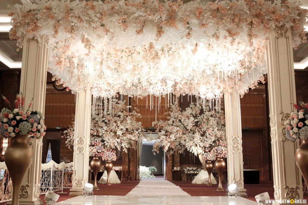 Wahyu and Cindy’s wedding reception | Venue at Pullman Jakarta Central Park | Decoration by White Pearl Decoration | Lighting by Lightworks 