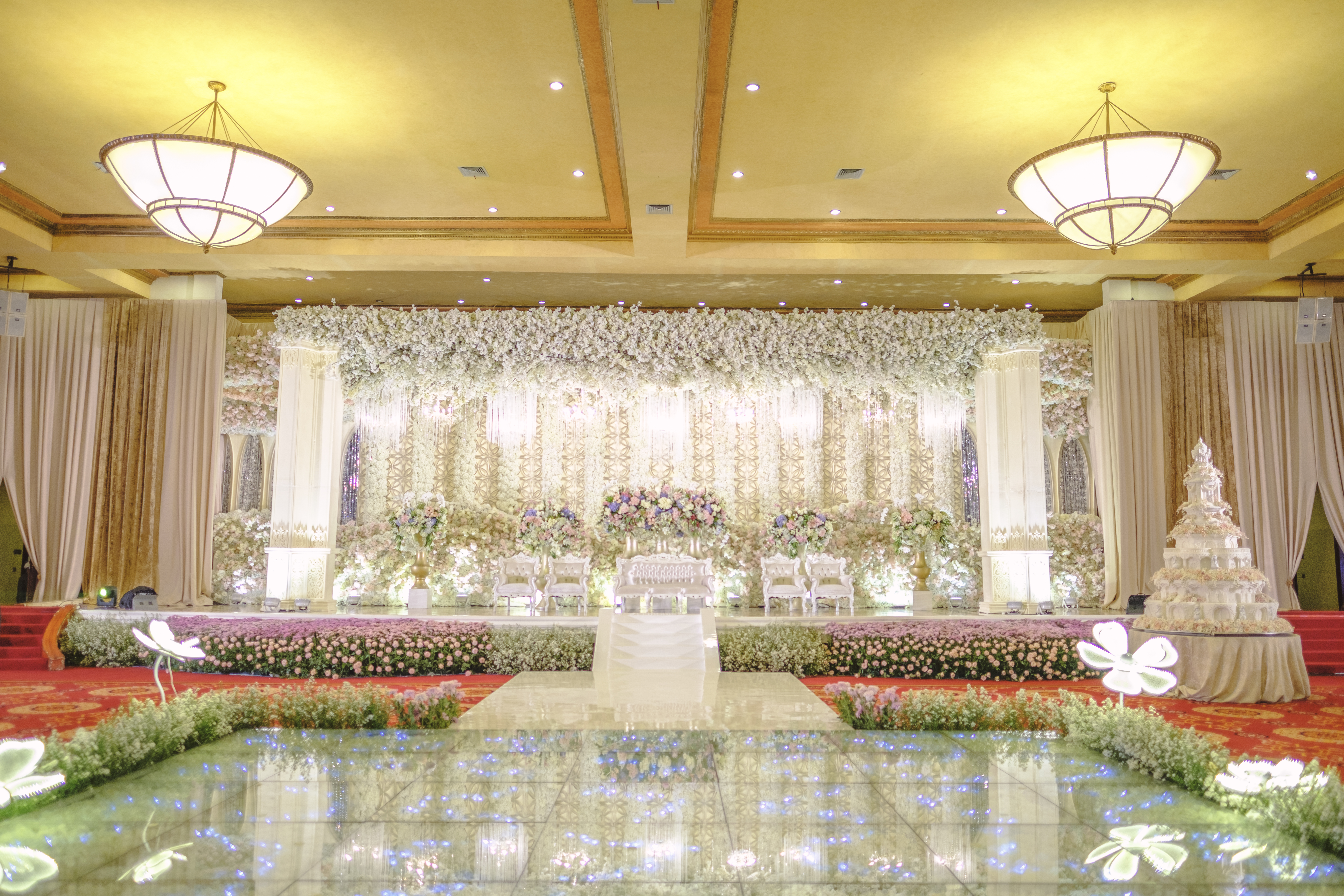 Regina and Erwin's Wedding Reception | Venue at Balai Samudera | Decoration by White Pearl Decoration | Lighting by Lightworks