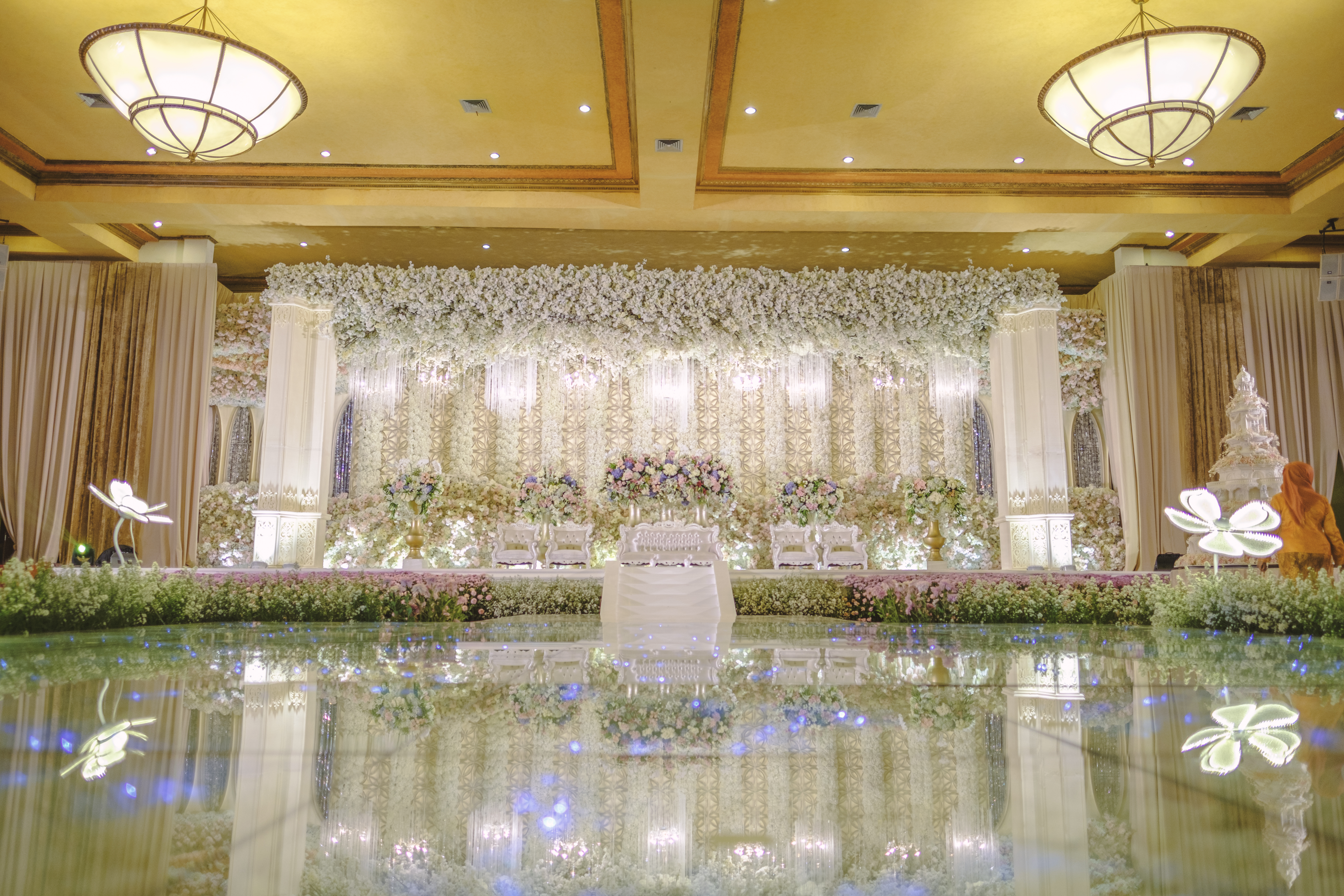 Regina and Erwin's Wedding Reception | Venue at Balai Samudera | Decoration by White Pearl Decoration | Lighting by Lightworks