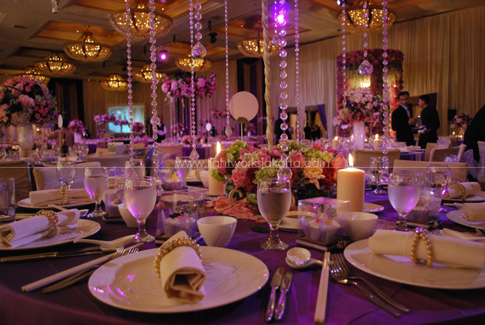 Sandra Angelia & Andri's Wedding ; Decoration by ; Located in Mulia Hotel Ballroom ; Lighting by Lightworks