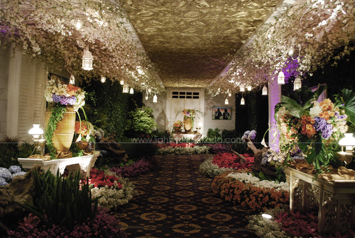 Renny Sutiyoso & Danindro Aninditio's wedding ; Decoration by Soeryanto ; Located in Mulia Hotel Ballrrom ; Lighting by Lightworks