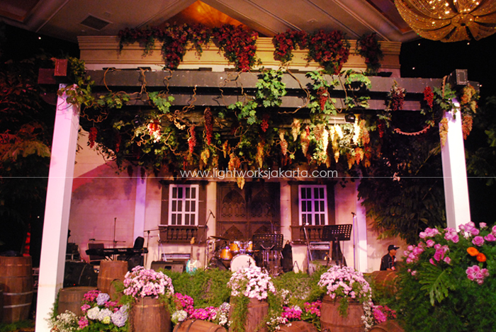 Ken & Kartika Wedding Reception ; Decorated by Soeryanto Decor ; Located in Mulia Hotel Ballroom ; Lighting by Lightworks