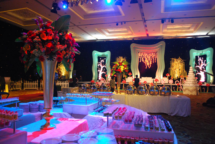 Organized by Kenisha Wedding Organizer ; Decorated by Vica Decoration ; Located in The Hall, Senayan City ; Lighting by Lightworks