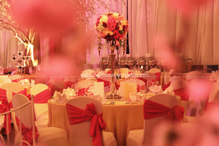Johan & Diana's Wedding ; Decoration by Butterfly Event Styling Boutique ; Located in Kempinski Grand Ballroom ; Lighting by Lightworks
