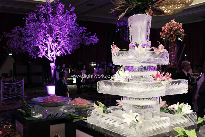 Yudha & Vivian's Wedding ; Decoration by Elssy Design ; Located in Shangri-La Hotel Ballroom; Lighting by Lightworks
