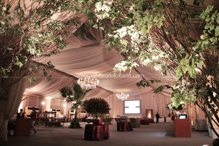 Ama & Endi's Wedding ; Decoration by aunDaun Decoration ; Located in Darmawangsa Hotel; Lighting by Lightworks