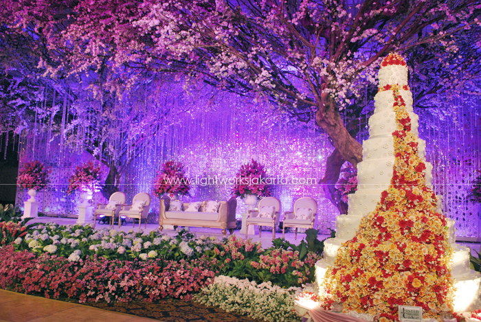 Reza & Yoan's Wedding ; Decoration by Suryanto Decoration ; Located in Grand Ballroom Hotel Mulia ; Lighting by Lightworks