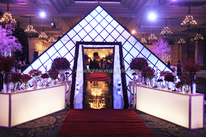 Raymond & Entty's Wedding ; Decoration by Lotus Design; Located in Grand Ballroom Kempinski Hotel ; Lighting by Lightworks