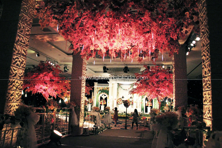 Joshua & Revita's Wedding ; Decoration by Grasida Decoration ; Located in Shangri-La Hotel ; Lighting by Lightworks