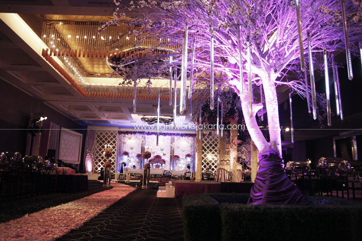 Junianto & Lina's Wedding ; Decoration by De Sketsa ; Located in Swiss BelHotel ; Lighting by Lightworks