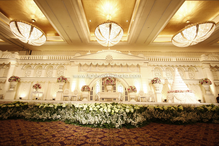 Richardo and Caroline's Wedding ; Decoration by Ari Decor ; Located in Grand Ballroom Hotel Mulia ; Lighting by Lightworks
