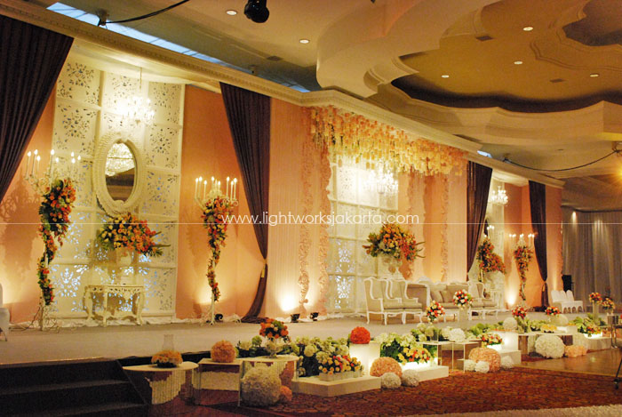 Renzi and Kezia's Wedding ; Decoration by Vica Decor ; Located in Ritz Carlton Kuningan ; Lighting by Lightworks