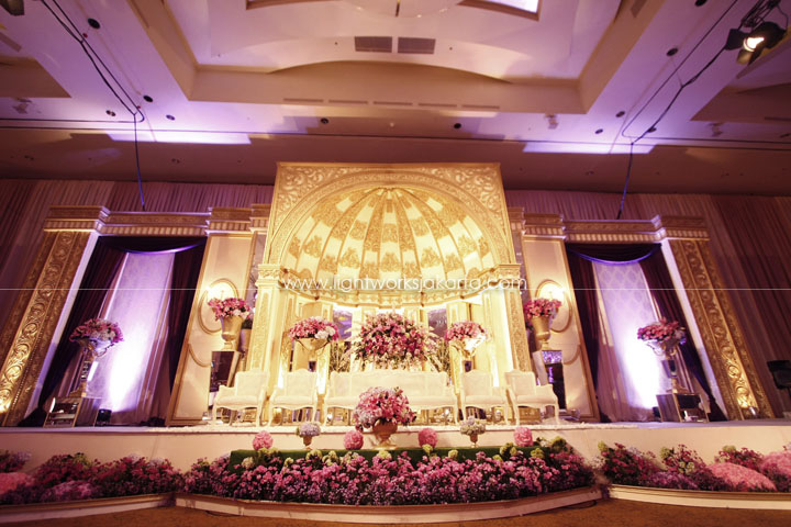 Reyner and Angel's Wedding ; Decoration by De Sketsa ; Located in Ritz Carlton Pacific Place Ballroom 1 ; Lighting by Lightworks