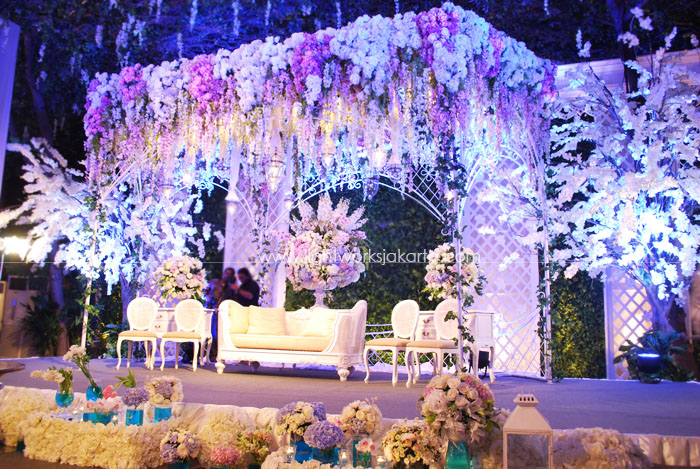 Fajar & Lusi's Wedding ; Decorated by Elssy Design ; Located in Nusantara Room - Dharmawangsa Hotel ; Lighting by Lightworks
