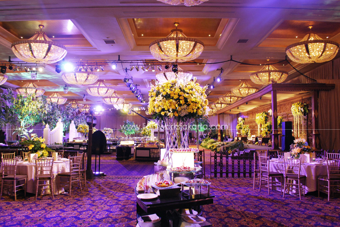 Herdaru and Herdiana's Wedding ; Decoration by Elssy Design ; Located in Grand Ballroom Hotel Mulia ; Lighting by Lightworks