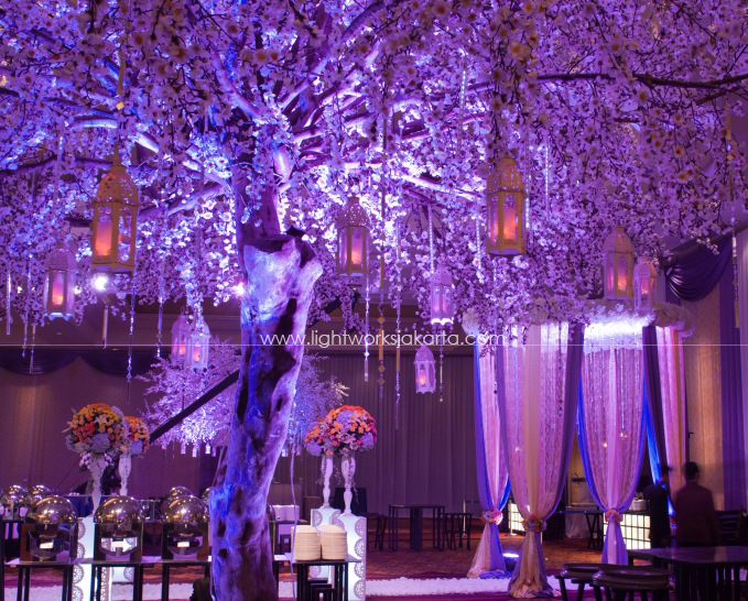 Hendra & Greezell's Wedding ; Decoration by Grasida Decoration ; Located in The Grand Ballroom Ritz-Carlton Hotel, Kuningan ; Lighting by Lightworks (image courtesy of Grasida Decoration)