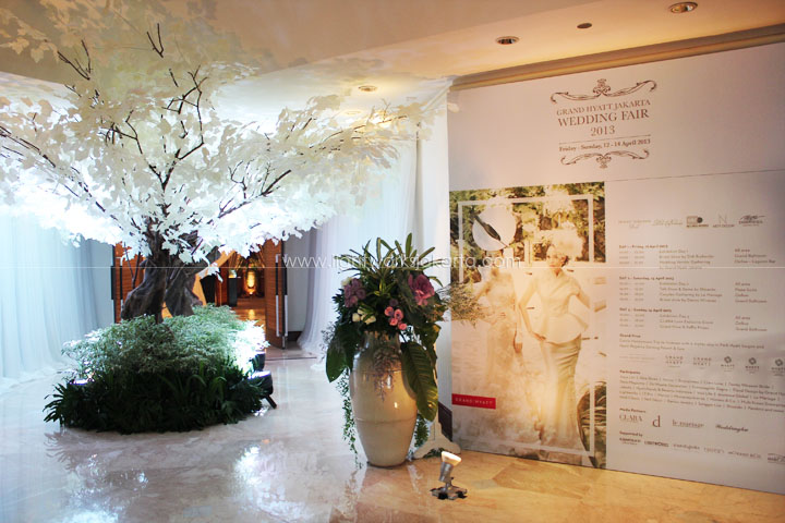 Grand Hyatt Wedding Fair 2013; Entrance of the Venue; Lighting by Lightworks