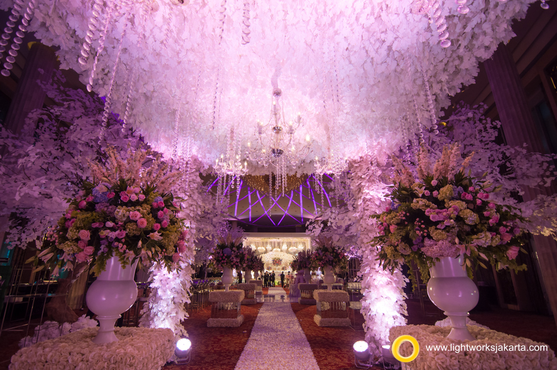 Wedding Reception of Felix and Jessica; Venue at Bali Room, Kempinski Hotel; Organized by IWP Wedding Organizer, Wedding Cake by Timothy Cake; Photography by Moreno Photography; Decorated by Lotus Design; Lighting by Lightworks