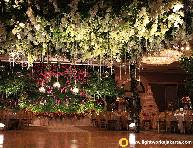 Ferdinand and Shasa's Wedding Reception; Venue at Shangri-La Hotel Jakarta; Organized by Private WO; Photography by Axioo Photography; Decoration by Elssy Design; Lighting by Lightworks