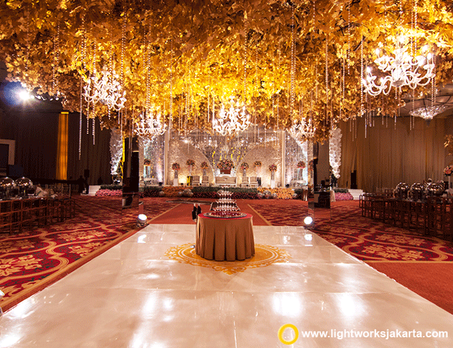 Suwanto and Desya's Wedding Reception; Venue at Ritz-Carlton Pacific Place, Jakarta; Organized by Divine WO; Wedding Cake by Cream and Lace; Photography by The Photography; Decoration by Vica Decor; Lighting by Lightworks