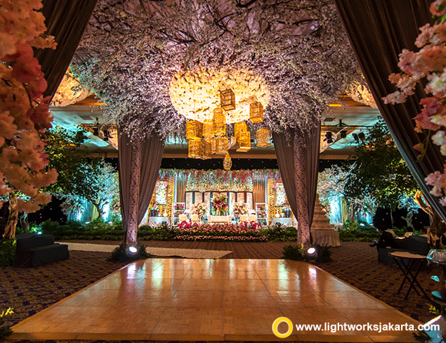 Stephen and Michelle's Wedding Reception | Venue at Mulia Hotel, Jakarta | Organized by ID&Co | Wedding Entertainment by Andrew Lee Entertainment | Master of Ceremony by Daddo Parus | Decoration by Steve Decor | Lighting by Lightworks