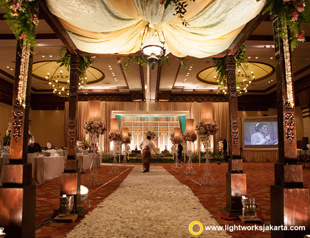 Nia and Yozar's Wedding Reception | Venue at Balai Kartini Rafflesia Ballroom | Decoration by Elssy Design | Lighting by Lightworks