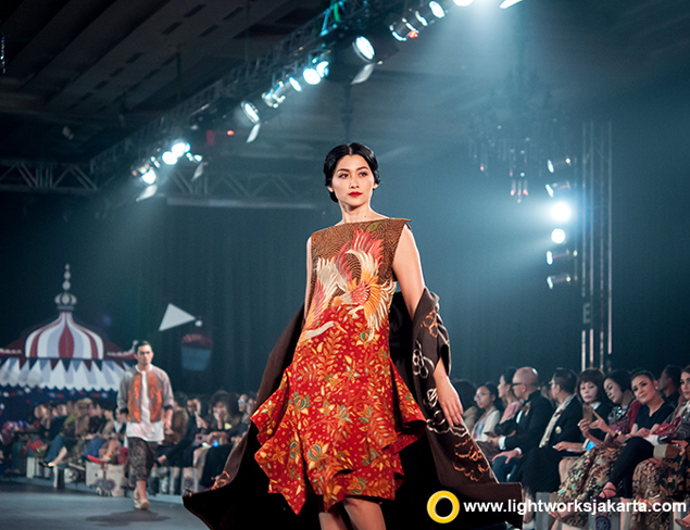 Pasar Malam Collection 2015-2015 by Denny Wirawan | Venue at Grand Ballroom Kempinski Hotel Jakarta | Choreography by Ari Tulang | Composer by Yovie Widianto | Make Up and Hair Do by Oscar Daniel Make Up and LT Pro | Accessories by EPA Jewel | Project Manager by Hagai Pakan | Stage Designer by Hendry Tamboto | Illustration Design by Sepiring Indonesia | Graphic Design by Ferry Suryawijaya | PR and Media Support by Image Dynamics and Tim Muara Bagdja | Photo and Video by Rio Motret | Event Support by Galeri Indonesia Kaya | Sound by Soundworks | Lighting by Lightworks