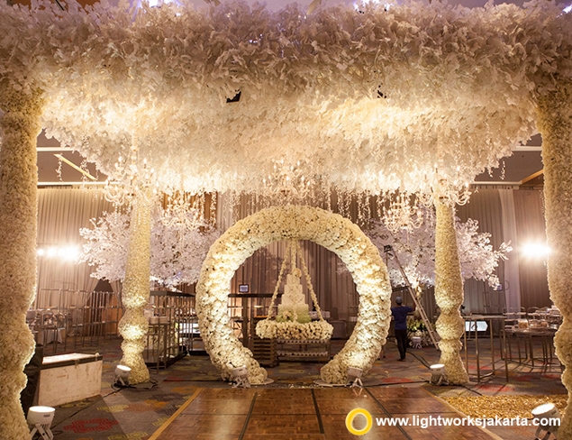 Fabio and Meliisa's Wedding Reception | Venue at Holiday Inn Kemayoran | Organized by Flair WO | Entertainment by Andrew Lee Entertainment | Photography by Merwin Photography | Video by Wedding Clip Video | Master of Ceremony by Didi Christophe | Decoration by Lotus Design | Lighting by Lightworks